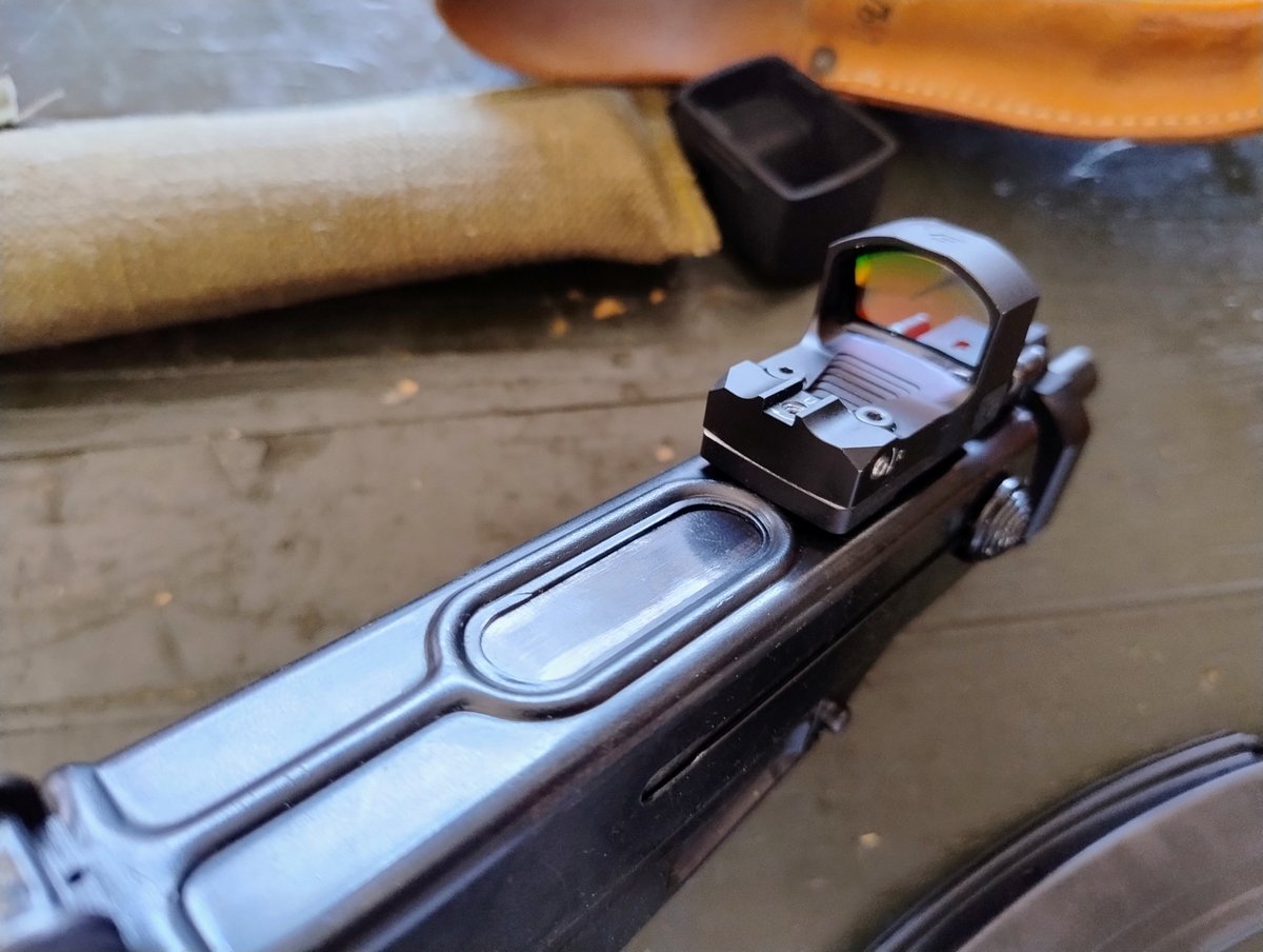 KOMIS Skorpion vz.61 z kolimatorem Vector Optics - rezerwacja