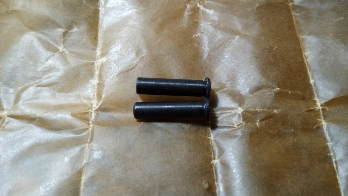 Oś kurka do pistoletu P-83
