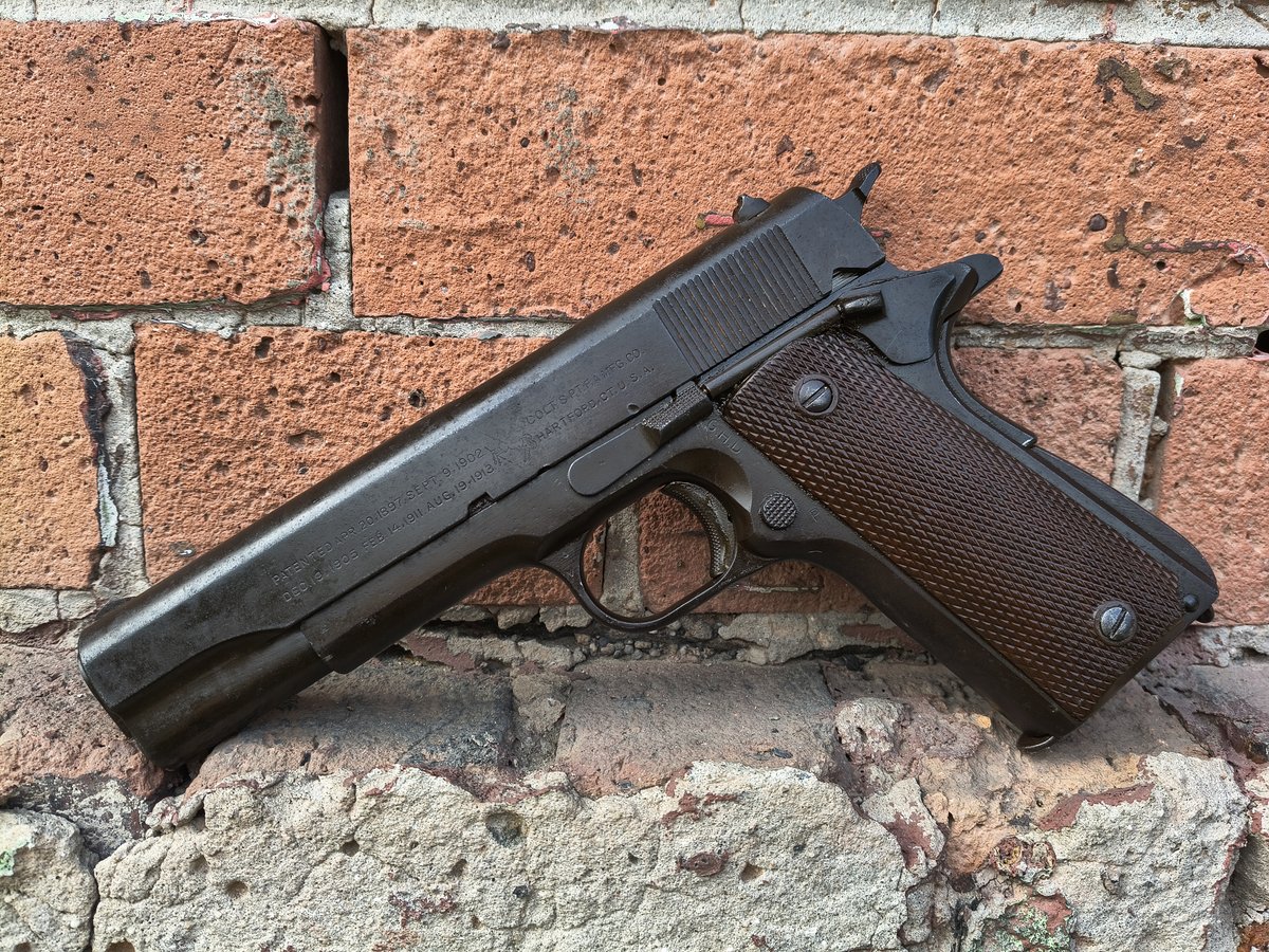 Colt 1911A1 kal. 45 Colt, Hartford 1944r z kaburą i pasem