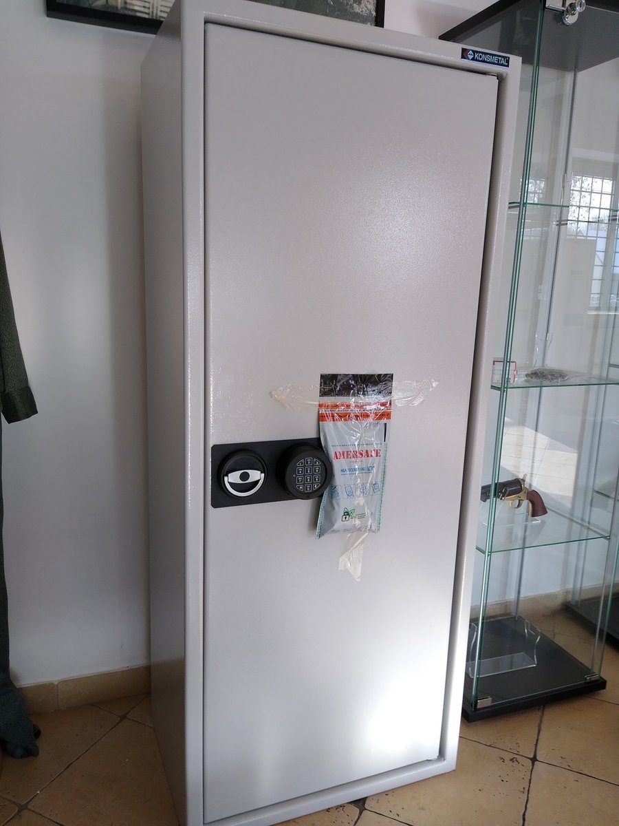 Szafa na 10 szt. broni długiej z zamkiem elektronicznym